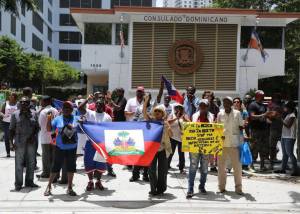 Protestando las deportaciones racistas de dominicanos de herencia haitiana. Foto: Hector Gabino