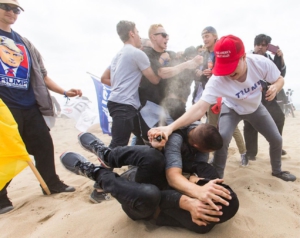 Trump supporters attack anti-fascist demonstrators i Huntington Beach. 