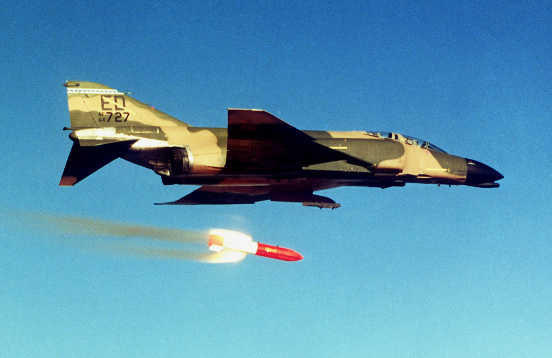 Prueba de bomba nuclear con el jet F-4 Phantom. Foto: Wikipedia Commons