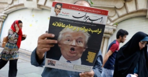 El periódico iraní Arman con foto de Trump en la portada. Foto: Common Dreams