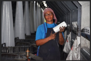 Trabajadora de producción en una fábrica de bolsas de plástico Sarex, Santa Clara, Cuba, junio de 2018 | Foto: Gloria La Riva / PSL