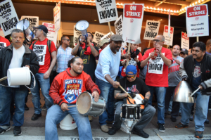 Trabajadores en huelga contra el Marriott tocando tambores, 17 de oct. 2018 | Foto: Gloria La Riva