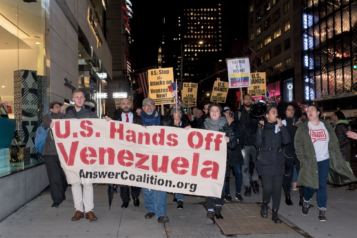 Manifestación el 24 de enero en la cuidad de Nueva York marchando desde el consulado venezolano hasta las torres de Trump. Entre los participantes de la acción organizada por el PSL se encontraban representantes del movimiento 12 de diciembre, Bayan, el Partido Nacionalista de Puerto Rico y el grupo dominicano Marcha Verde. Foto del Liberación: Vincent Tsai.