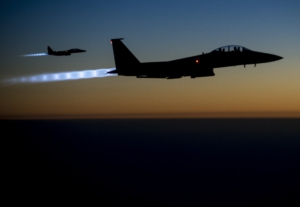 Un avión de los EE. UU. Regresa de una misión de bombardeo ilegal en Siria en 2014. (Foto del DoD por el aviador principal Matthew Bruch, Fuerza Aérea de EE. UU.)