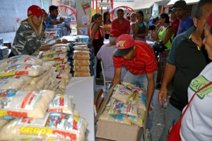 Los voluntarios empacan alimentos en un centro de distribución de alimentos CLAP para personas mayores y discapacitadas que necesitan entrega en sus hogares. Barrio Antímano a las afueras de Caracas, Febrero. 16, 2019. Gloria La Riva, foto Liberación