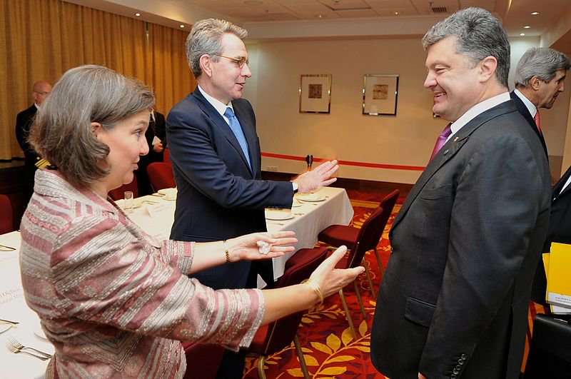 La subsecretaria de Estado Victoria Nuland y el embajador de EE.UU. Geoffrey Pyatt con el presidente ucraniano Petro Poroshenko, a quien llevaron al poder en el golpe de 2014. El entonces secretario de Estado John Kerry se encuentra en el fondo. Foto: Departamento de Estado de EE.UU., 4 de junio de 2014