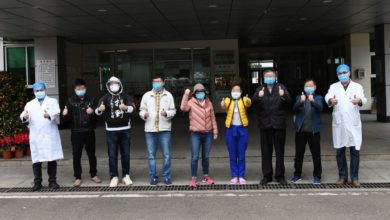 Siete pacientes recuperados de COVID-19 con personal médico en el Hospital Popular de Hainan, en Hakov, el 18 de febrero. Foto: Agencia de Noticias Xinhua.