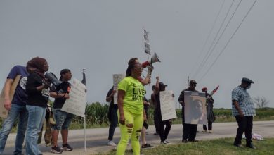 Activists rally outside the Logan Correctional Center women's prison near Lincoln, Illinois. Liberation photo
