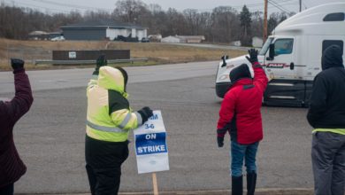 Strikers at Kellogg's in Battle Creek, Michigan, have solidarity from a trucker who turned his semi truck around after seeing picketers at the entrance on December 11. Liberation photo by Matthew Charleboix