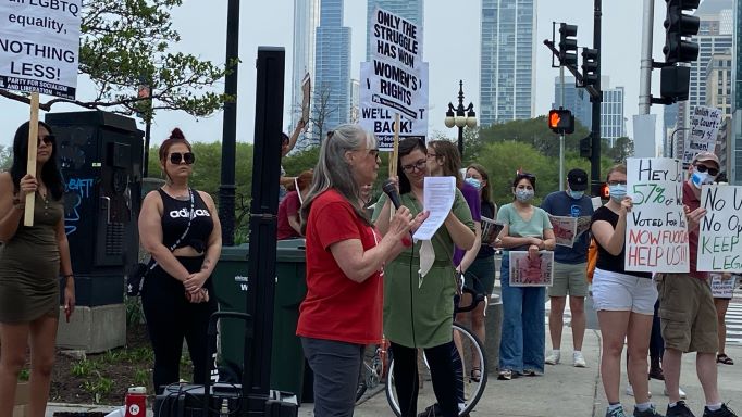 Linda Winter of PSL speaks out on abortion rights at a rally in Downtown Chicago 5/11 as President Biden attends a nearby fundraiser. Liberation photo