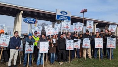 Workers and supporters rally outside Valley Ford Truck in Cleveland on Jan. 8. Liberation photo